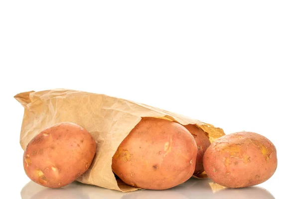 Αρκετές Οργανικό Ροζ Ακατέργαστες Πατάτες Χάρτινη Σακούλα Μακροεντολή Απομονωμένη Λευκό — Φωτογραφία Αρχείου