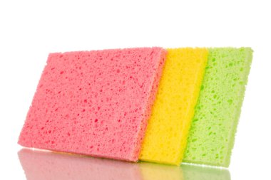 Üç renkli selüloz mutfak süngeri, makro, beyaz arka planda izole edilmiş..