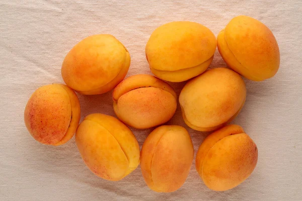 Keten kumaş, makro, üst manzara üzerinde birkaç tane sulu kayısı..