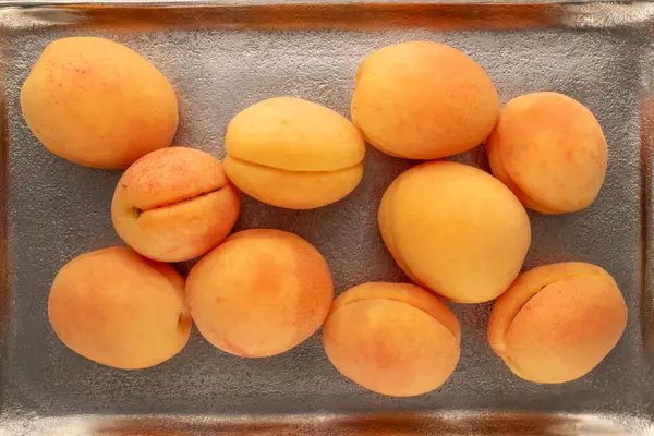 Metal tepside birkaç sarı sulu kayısı, makro, üst manzara..