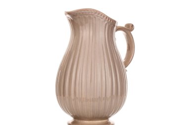 Bir seramik sürahi, makro, beyaz arka planda izole edilmiş..