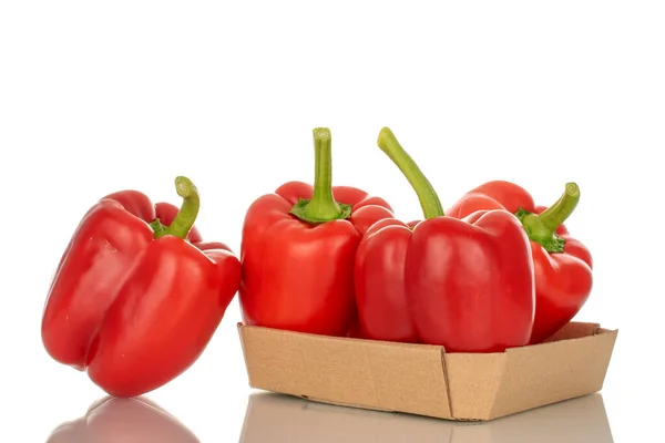 Mehrere Rote Paprika Mit Pappteller Makro Isoliert Auf Weißem Hintergrund — Stockfoto
