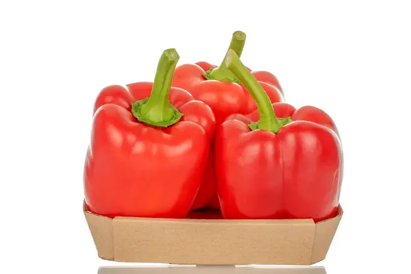 Drei Rote Paprika Mit Pappteller Makro Isoliert Auf Weißem Hintergrund — Stockfoto