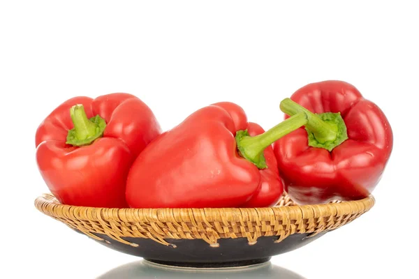 Mehrere Rote Paprika Mit Keramikteller Makro Isoliert Auf Weißem Hintergrund — Stockfoto