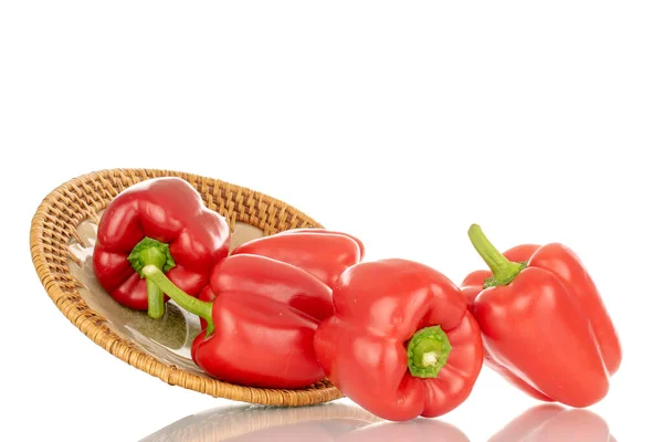Mehrere Rote Paprika Mit Keramikteller Makro Isoliert Auf Weißem Hintergrund — Stockfoto