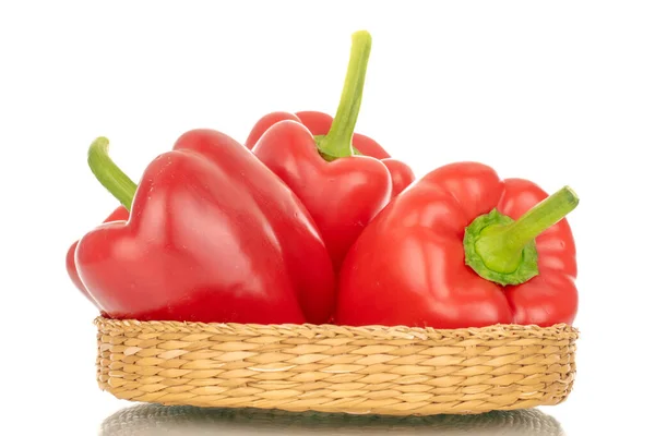 Mehrere Rote Paprika Mit Strohteller Makro Isoliert Auf Weißem Hintergrund — Stockfoto