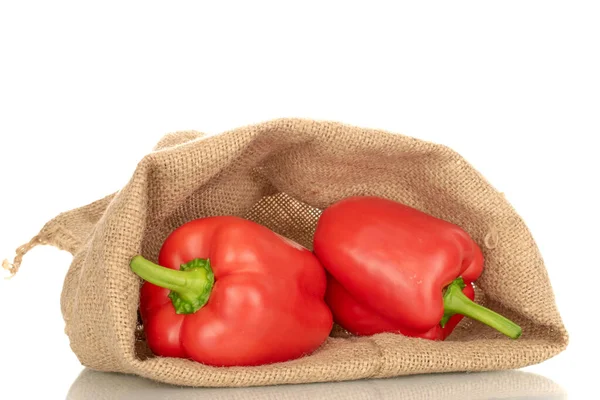 Zwei Rote Paprika Einem Jutesack Makro Isoliert Auf Weißem Hintergrund — Stockfoto