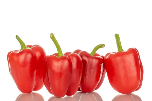 Mehrere Rote Paprika Auf Schieferstein Makro Isoliert Auf Weißem Hintergrund — Stockfoto