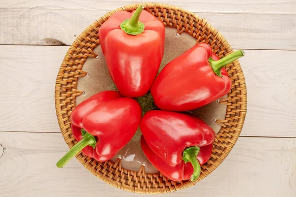 Vier Süße Rote Paprika Mit Keramikteller Auf Holztisch Makro Draufsicht — Stockfoto