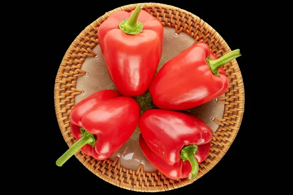 Mehrere Süße Rote Paprika Mit Keramikteller Auf Schwarzem Hintergrund Makro — Stockfoto