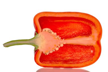 Kırmızı biberin yarısı, makro, beyaz arka planda izole edilmiş..