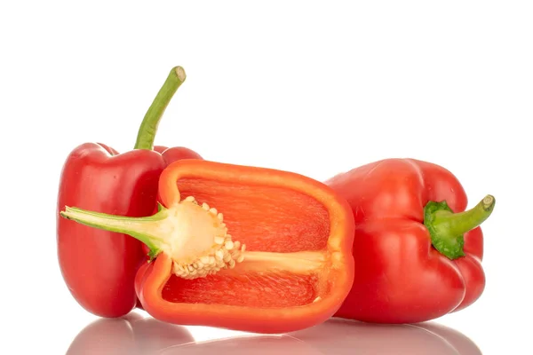 Zwei Ganze Und Eine Halbe Süße Rote Paprika Makro Isoliert — Stockfoto