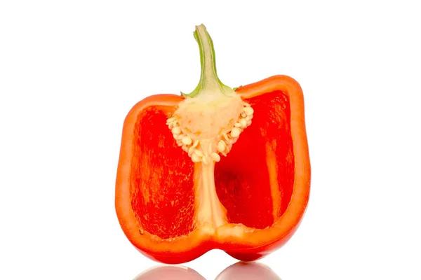 Eine Hälfte Süßer Roter Paprika Makro Isoliert Auf Weißem Hintergrund — Stockfoto