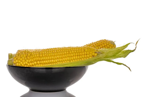 Kilka Świeżych Uszu Kukurydzy Czarnym Naczyniu Ceramicznym Makro Izolowane Białym — Zdjęcie stockowe