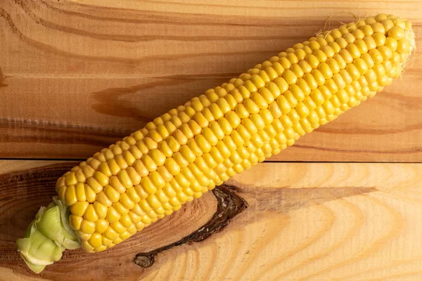One Cob Sweet Organic Corn Close Wooden Table Top View — Stock Photo, Image
