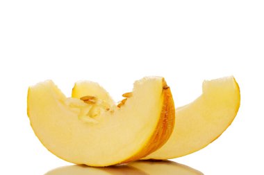 İki dilim sarı kavun, makro, beyaz arka planda izole edilmiş..