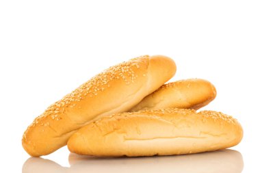 Üç güzel kokulu simit, yakın plan, beyaz üzerinde izole edilmiş..