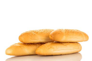 Dört güzel kokulu simit, yakın plan, beyaz üzerinde izole edilmiş..