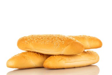 Dört güzel kokulu simit, yakın plan, beyaz üzerinde izole edilmiş..