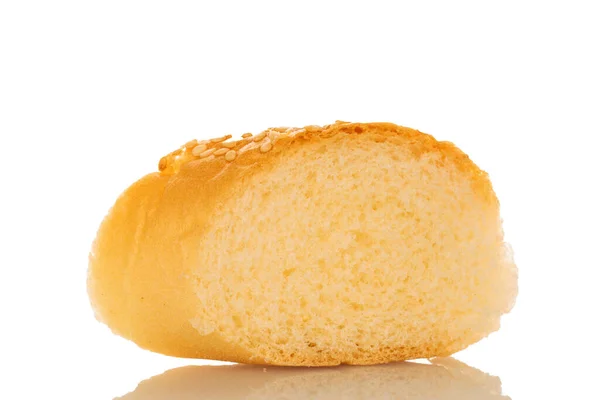 Skiva Väldoftande Bröd Beströdd Med Sesamfrön Närbild Isolerad Vitt — Stockfoto