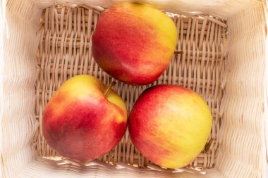 Asma sepetinde üç organik sulu elma, makro, üst manzara..