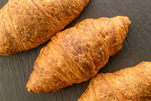 Trois Délicieux Croissants Sur Une Planche Ardoise Gros Plan Vue — Photo