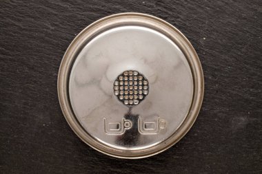 Metal bir kahve makinası taş, makro, üst görünüm üzerinde elek.