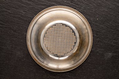 Metal bir kahve makinası taş, makro, üst görünüm üzerinde elek.