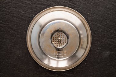 Metal bir kahve makinası taş, makro, üst görünüm üzerinde elek.
