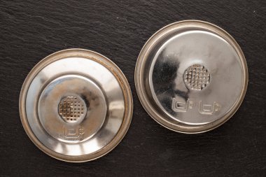 Bir kahve makinesine iki metal süzgeç, bir taş, makro, üst görünüm..