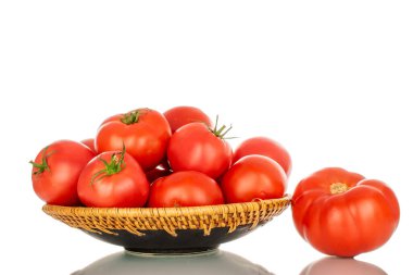 Seramik tabakta birkaç olgun kırmızı domates, yakın plan, beyaz arka planda izole edilmiş..