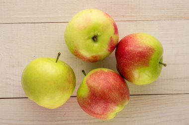 Tahta bir masada birkaç yeşil elma, makro, üst manzara..