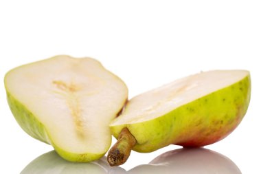 Sulu bir armudun iki yarısı, yakın plan, beyaz arka plan..