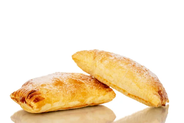 Twee Aromatische Bladerdeeg Broodjes Met Appels Close Geïsoleerd Witte Achtergrond — Stockfoto