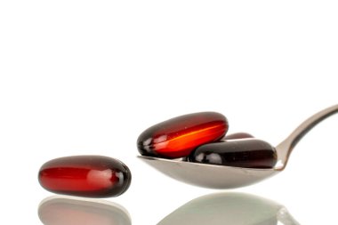 Metal kaşıkta birkaç ilaç, makro, beyaz arka planda izole edilmiş..