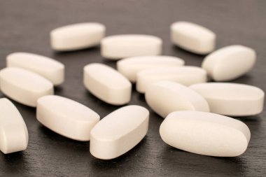 Kayrak taşı üzerinde birkaç ilaç, makro.