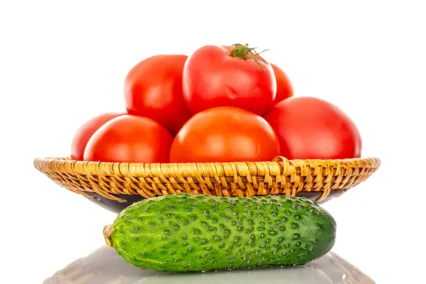 Concombre Vert Frais Tomate Sur Une Plaque Céramique Macro Isolé — Photo