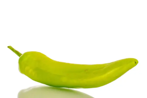 Jeden Zielony Pieprz Chili Makro Izolowany Białym Tle — Zdjęcie stockowe