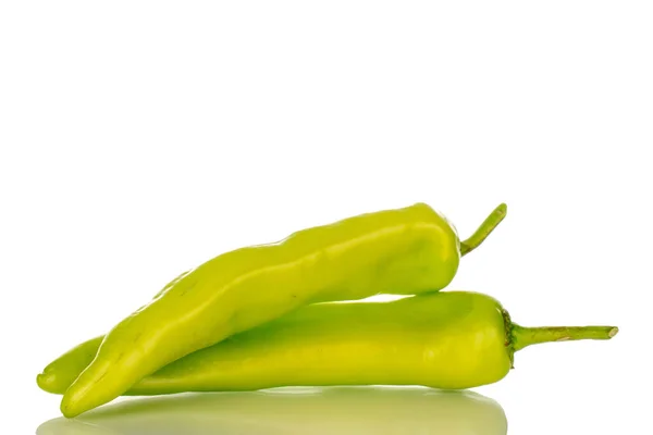 Twee Groene Chili Pepers Macro Geïsoleerd Witte Achtergrond — Stockfoto