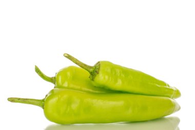 Üç yeşil biber, makro, beyaz arka planda izole edilmiş..