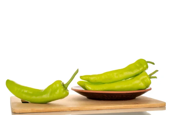 Diverse Groene Chili Pepers Met Kleiplaat Houten Keukenbord Macro Geïsoleerd — Stockfoto