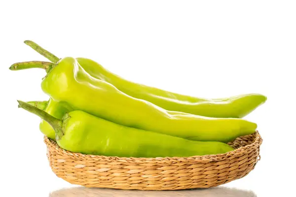 Diverse Groene Chili Paprika Een Stroplaat Macro Geïsoleerd Witte Achtergrond — Stockfoto