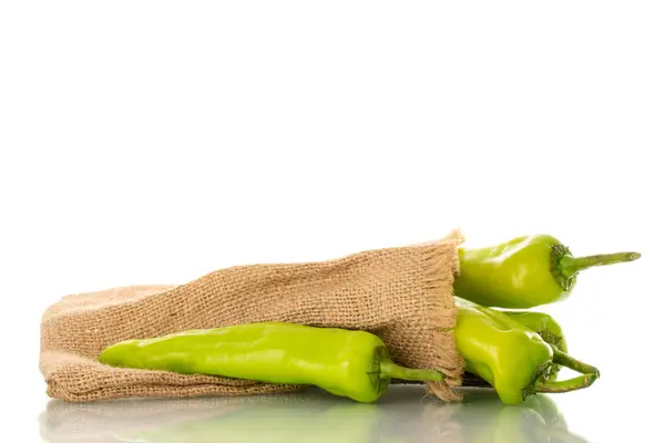 Diverse Groene Chili Paprika Met Een Jute Zak Macro Geïsoleerd — Stockfoto