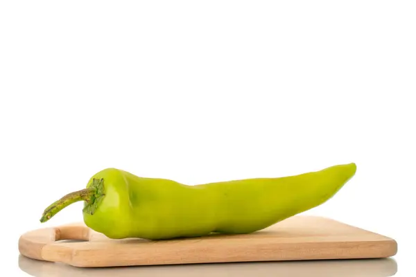 Een Groene Chili Peper Een Houten Keukenbord Macro Geïsoleerd Witte — Stockfoto