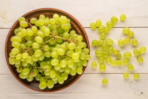 Słodkie Organiczne Winogrona Glinianą Płytą Drewnianym Stole Makro Widok Góry Obrazy Stockowe bez tantiem