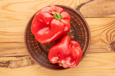 İki tatlı kırmızı biber ve ahşap masa, makro, üst manzara..