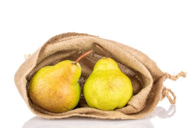 Kavanozda iki yeşil armut, makro, beyaz arka planda izole..