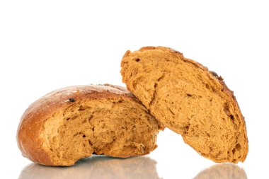 Kuru üzüm ve makroyla ikiye bölünmüş ekmek, beyaz arka planda izole edilmiş..