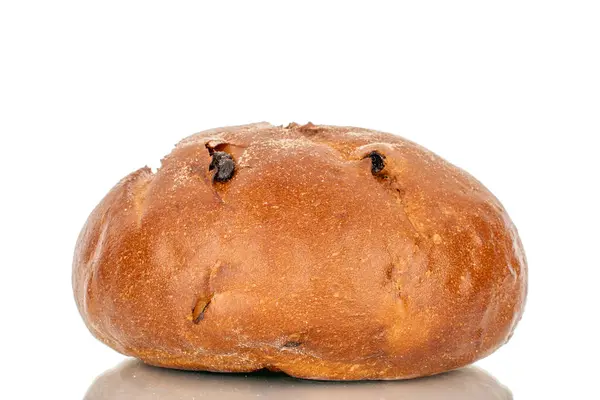 Kuru Üzümlü Bir Somun Ekmek Makro Beyaz Arka Planda Izole — Stok fotoğraf