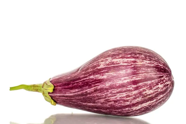 Bir Organik Patlıcan Makro Beyaz Arka Planda Izole Edilmiş — Stok fotoğraf